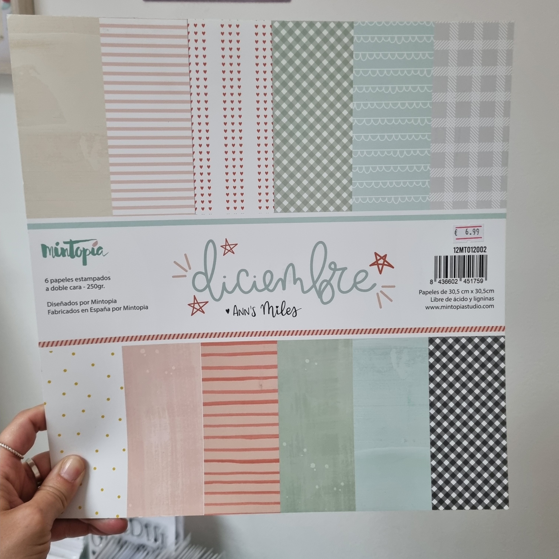 Pacote de papéis estampados com vários padrões em cores suaves e etiqueta de preço €6.99