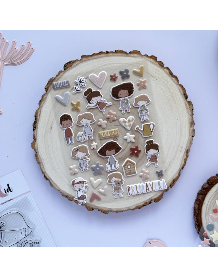 Autocolantes com personagens em estilo cartoon e elementos da primavera sobre base de madeira redonda