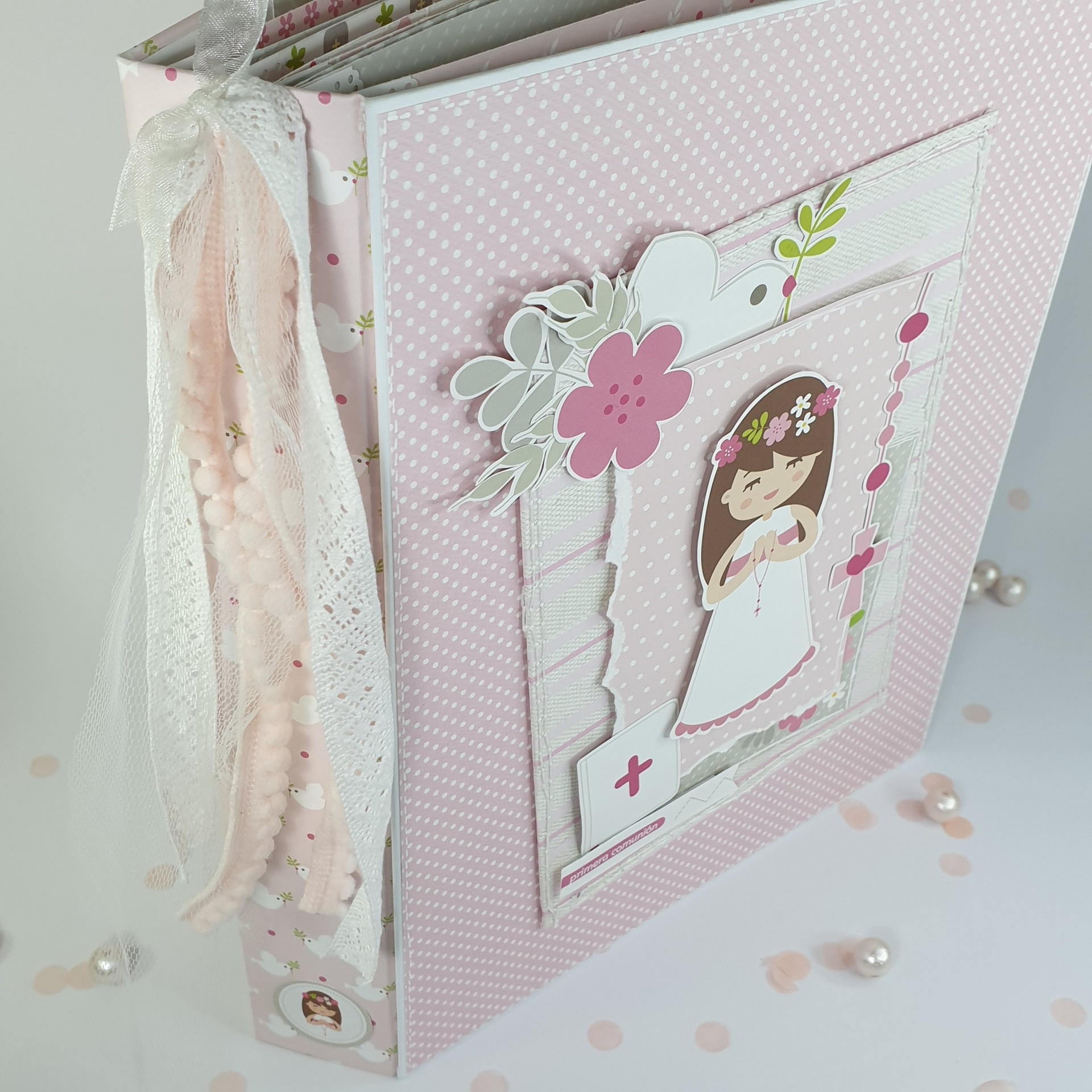 Álbum de fotos rosa claro decorado com ilustração de menina e laços de tecido