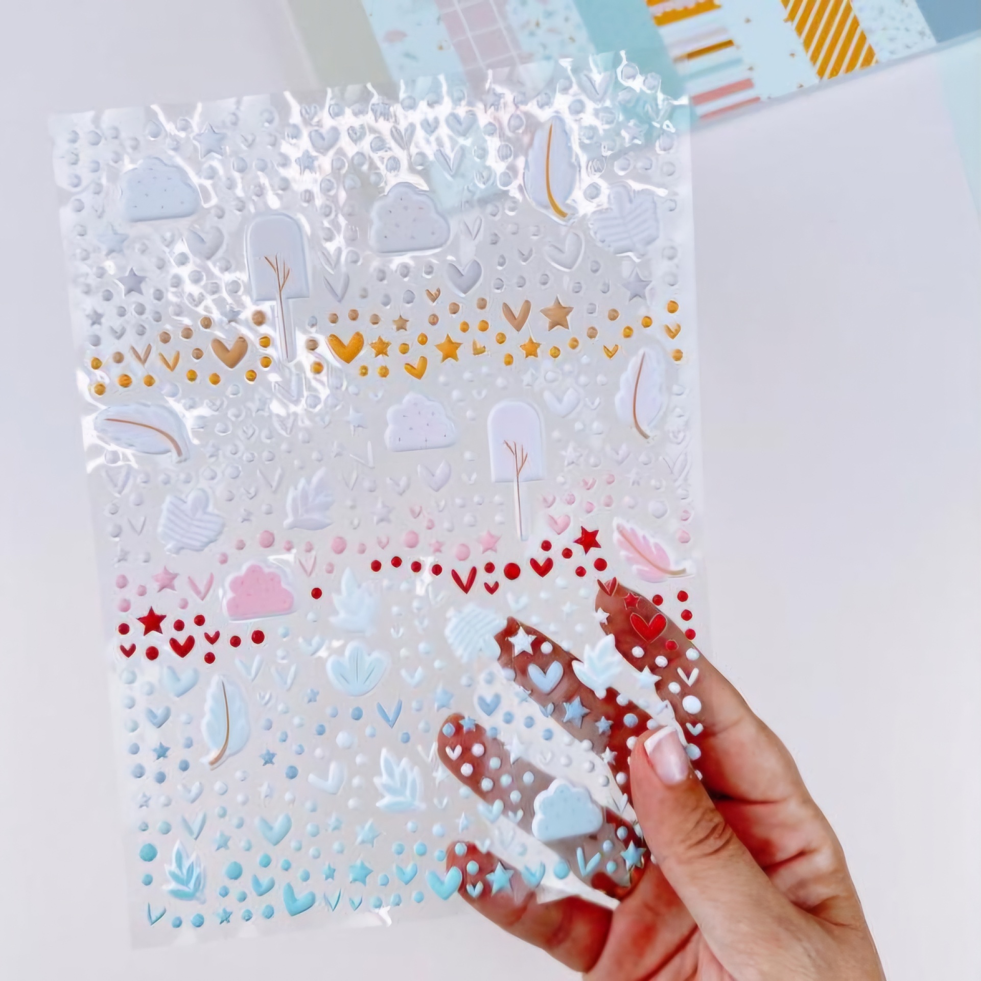 Folha de autocolantes coloridos translúcidos com motivos de corações, estrelas, folhas e gotas