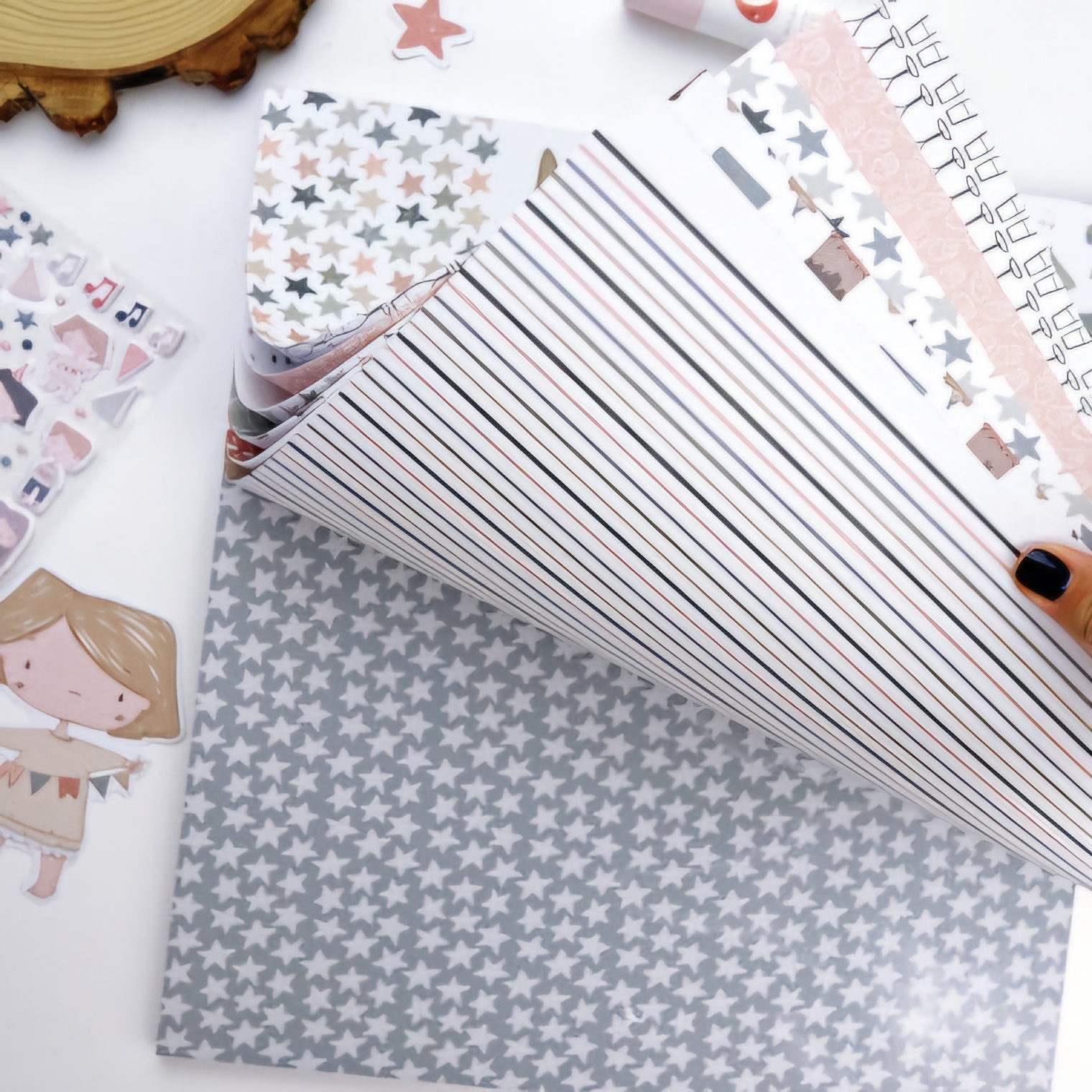 Folhas de papel decorativas com padrões variados para trabalhos manuais