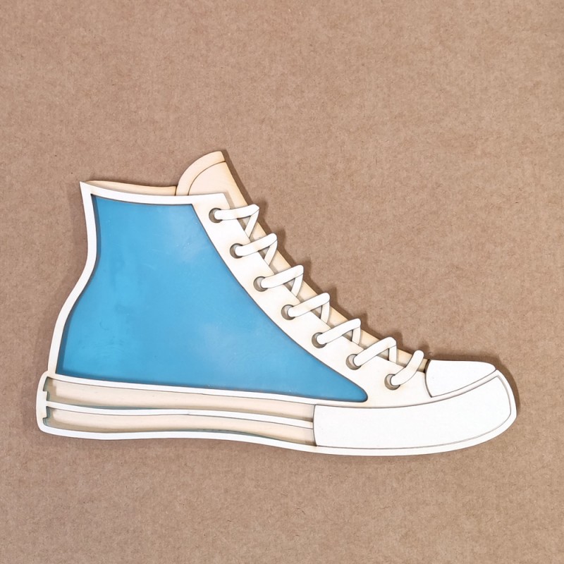 Sapatilha azul e branco tipo All Star sobre fundo castanho