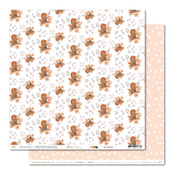 Papel decorativo com padrão floral em laranja e bege sobre fundo branco e verso com pintas bege.