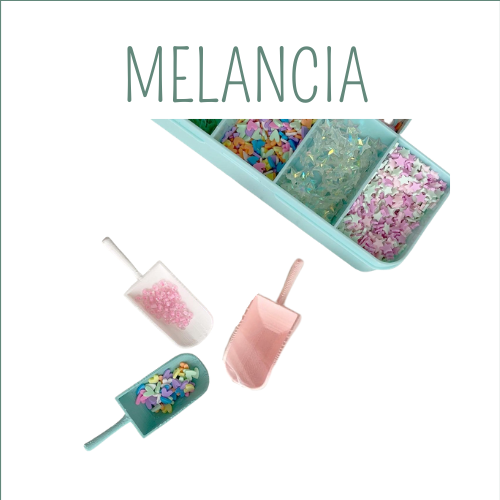 Três colheres plásticas coloridas e caixa com confetes coloridos com o texto MELANCIA