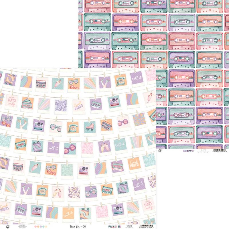 Duas folhas de papel decorativo para scrapbook com padrões de cassetes coloridas e imagens de fotografias e objetos em cores pastel.