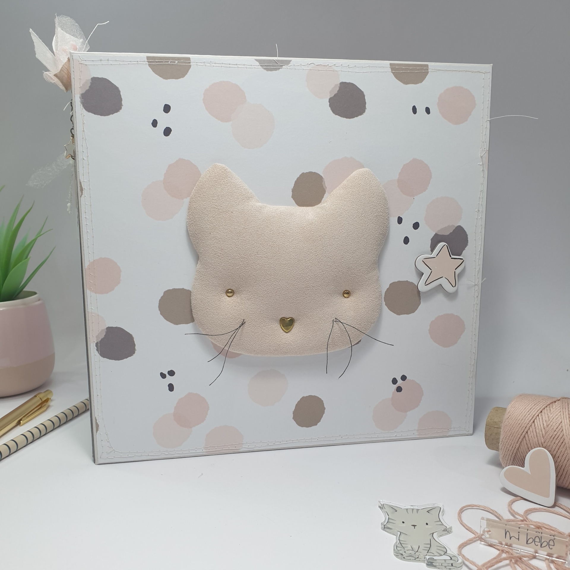 Queimador decorativo branco com estampa de círculos e gato 3D em bege