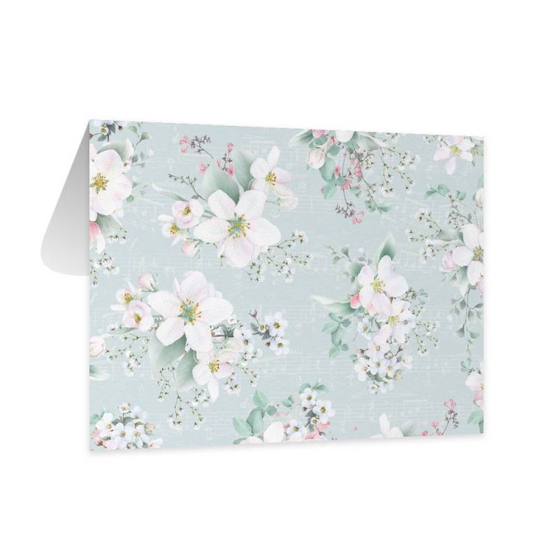 Cartão dobrado com padrão floral em tons suaves em fundo azul claro