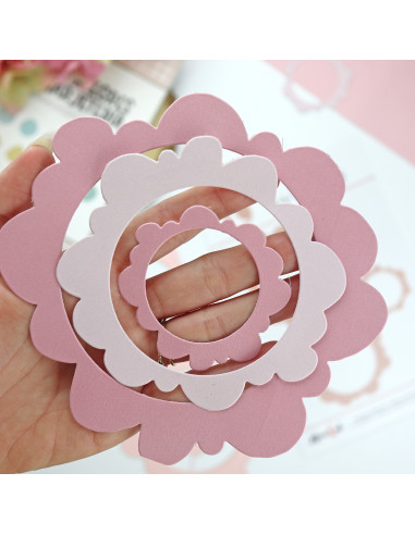 Moldes de papel em forma de flor em tons de rosa
