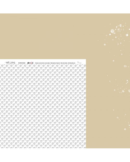 Papel de embrulho com padrão de corações pretos e fundo branco, lado direito bege com manchas brancas.