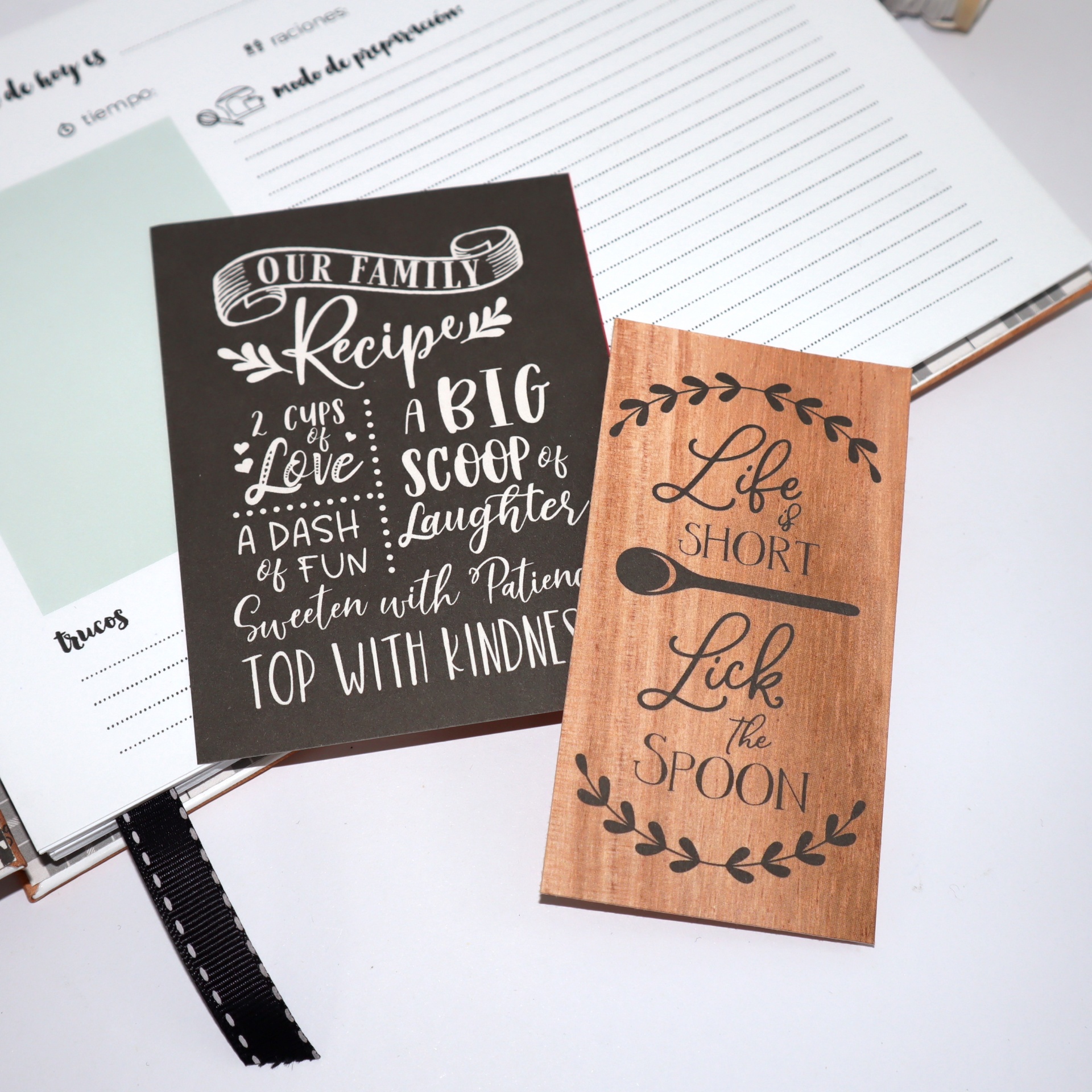 Dois cartões decorativos com textos motivacionais, um preto e outro em madeira clara