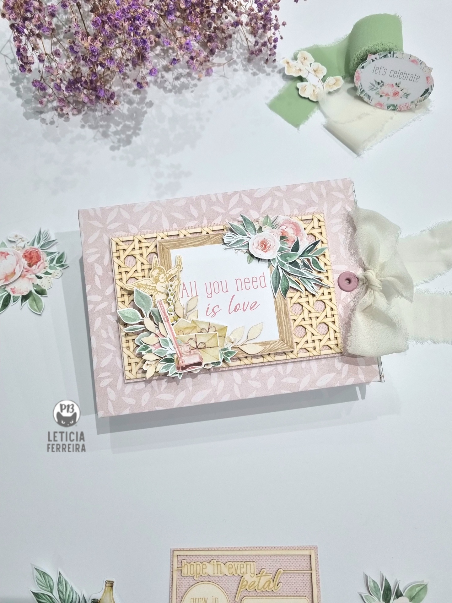 Livro ou álbum decorativo com flores e frase All you need is love