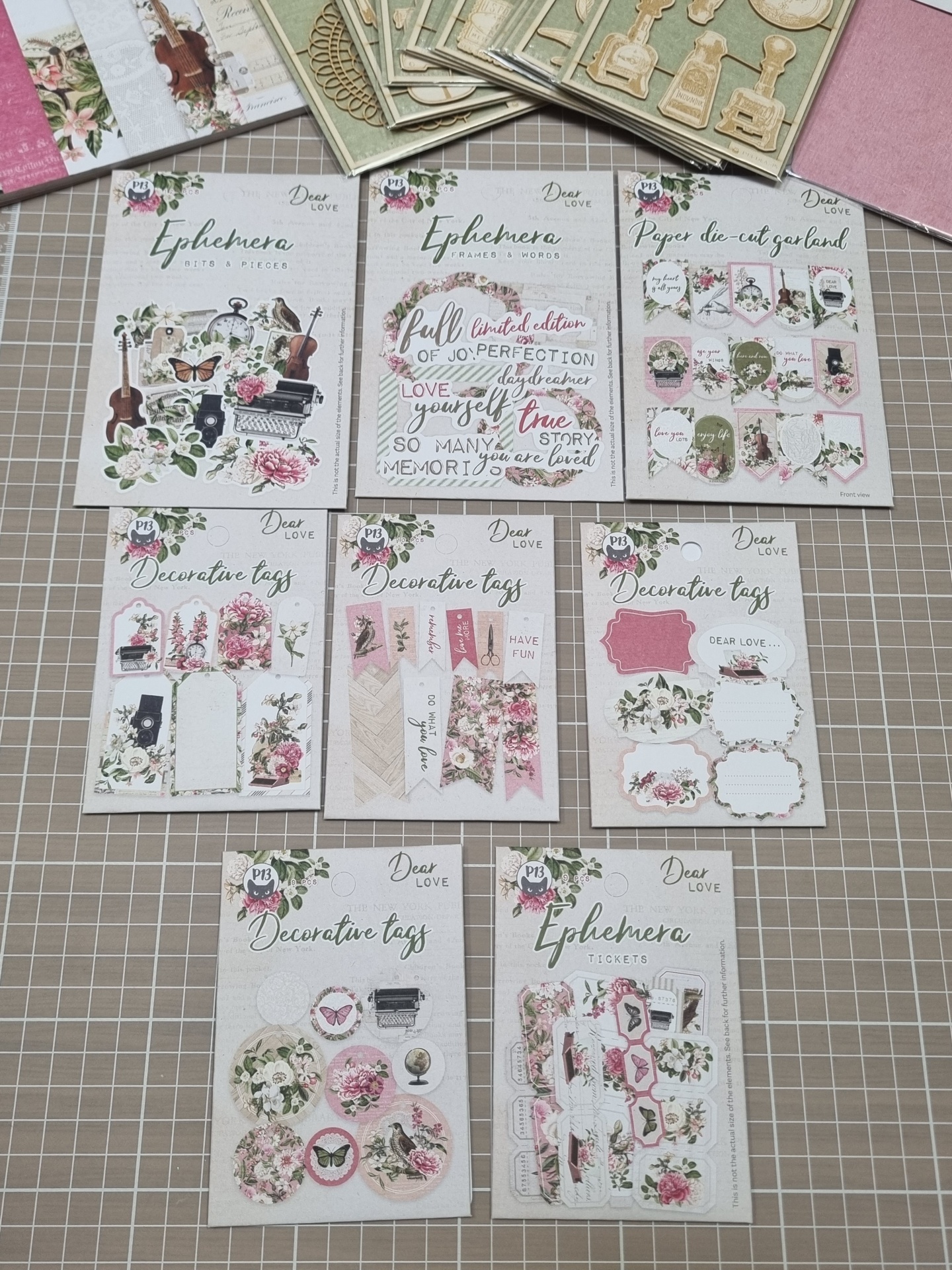 Conjunto de papéis e tags decorativas para scrapbooking com temas florais e vintage.