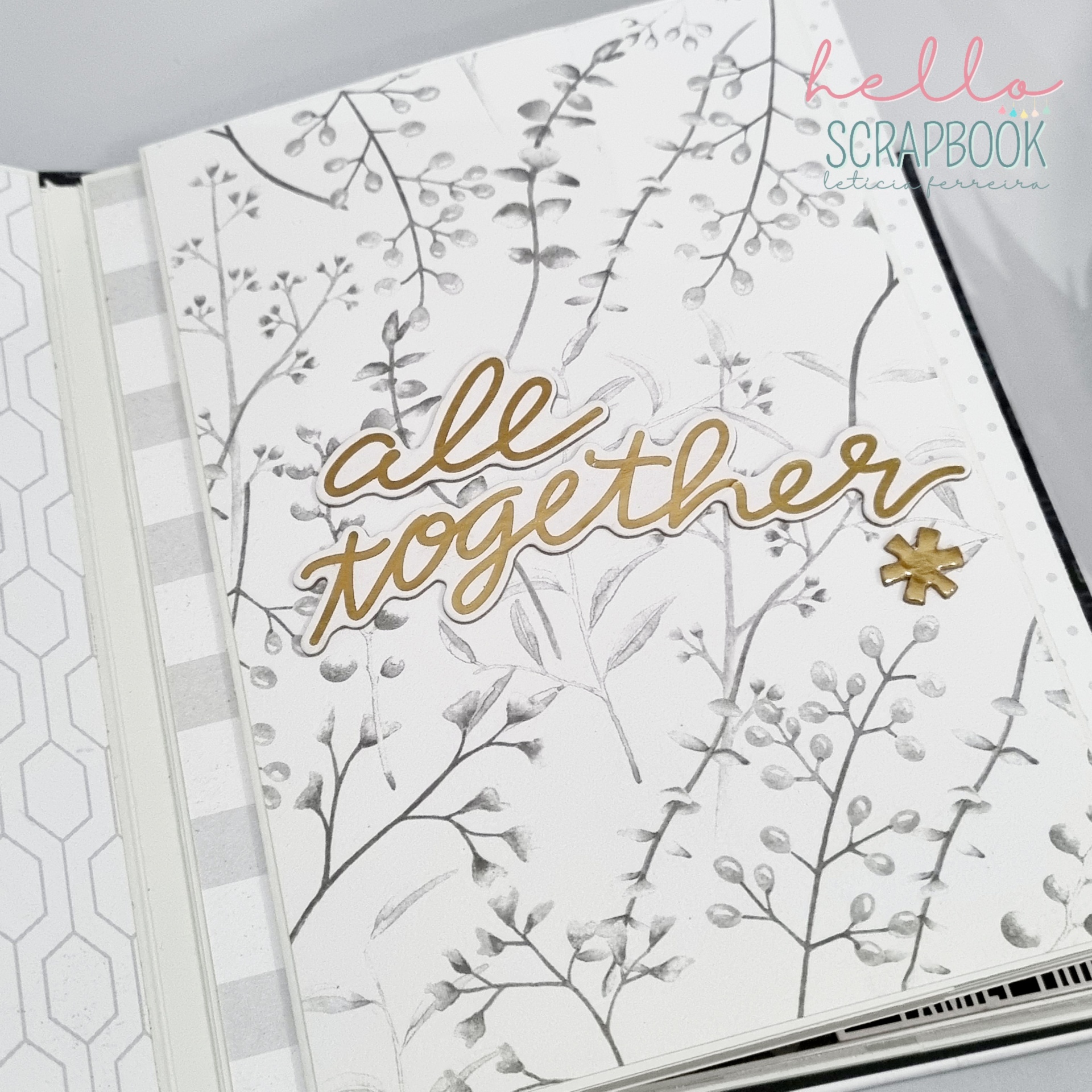 Página de scrapbook decorada com flores cinza e texto dourado