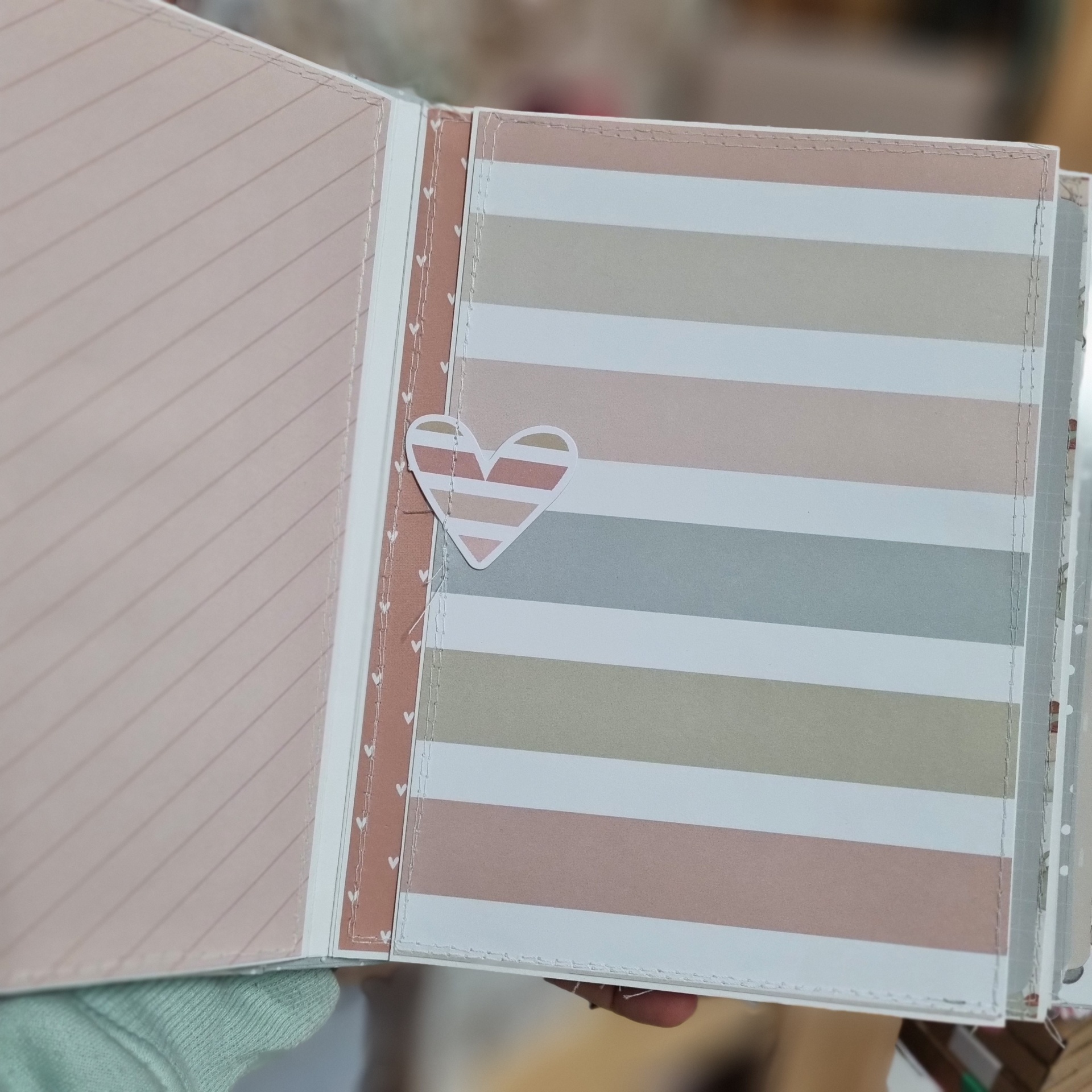 Folha de álbum ou caderno decorativo com padrão listrado e coração recortado. Álbum Scrapbook patina
