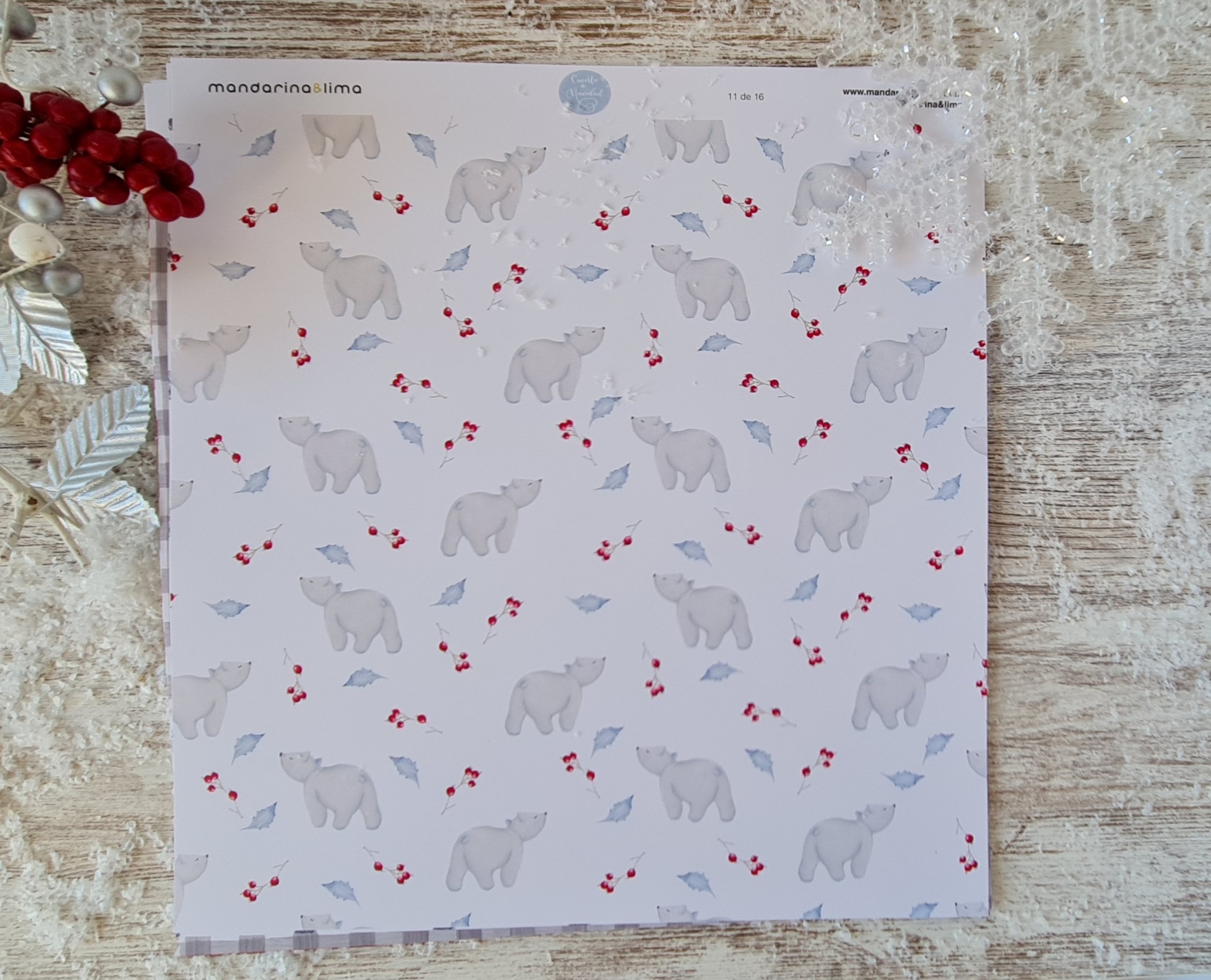 Papel de embrulho com padrão de elefantes cinzentos, folhas azuis e bagas vermelhas