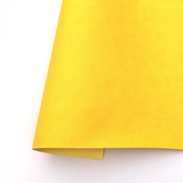 Folha fina de papel amarelo ligeiramente enrugada