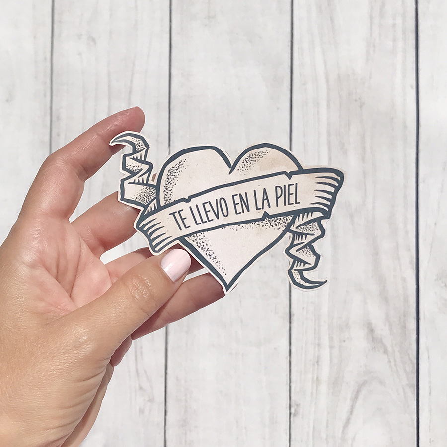 Adesivo de coração com texto 'TE LLEVO EN LA PIEL'