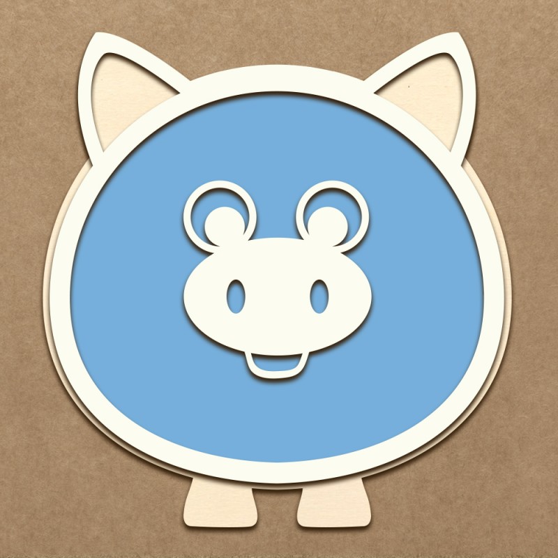 Forma decorativa de madeira com rosto de porco em azul e bege