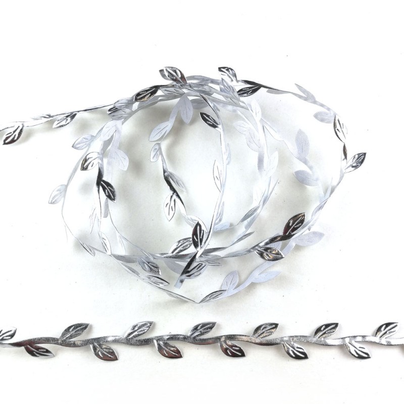 Fio decorativo prateado com padrão de folhas pequenas