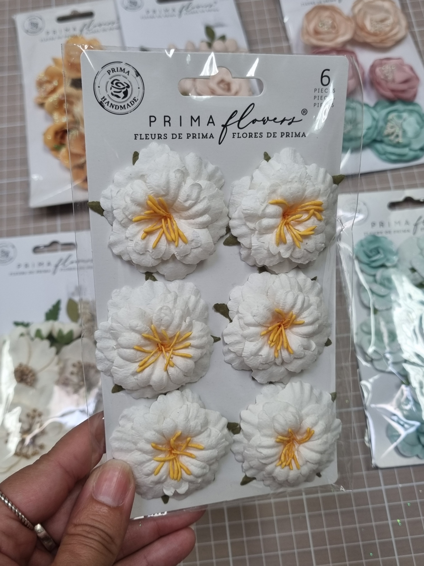 Pacote com 6 flores artificiais brancas e amarelas PRIMA flowers