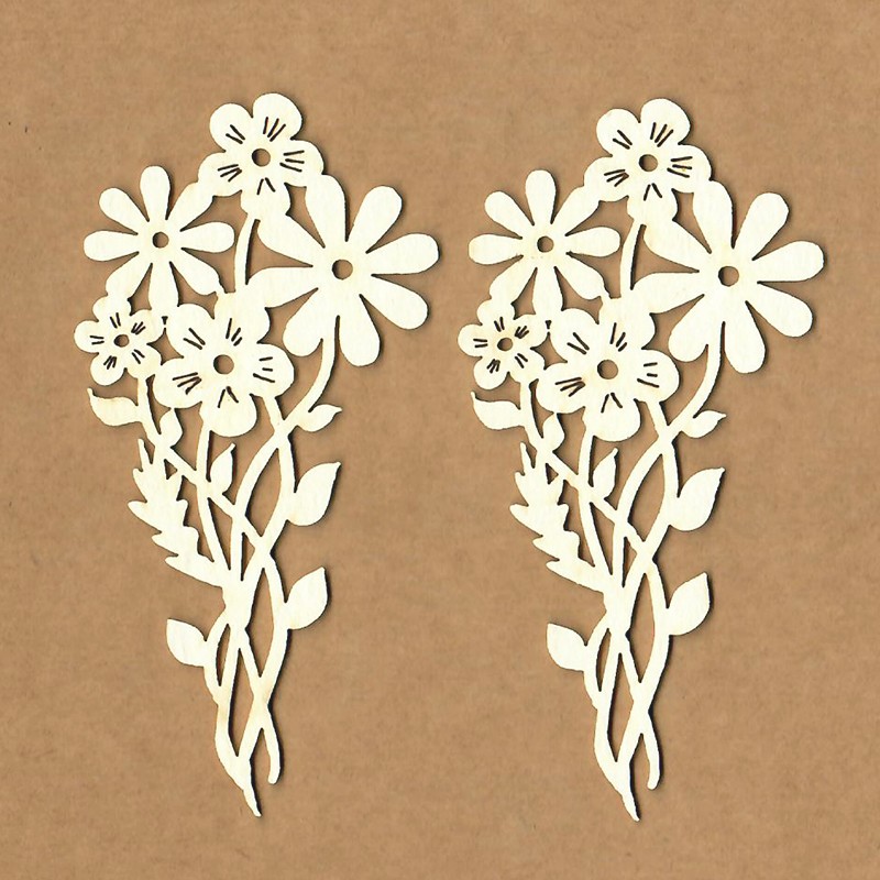 Dois adornos decorativos em forma de ramo de flores brancas sobre fundo castanho