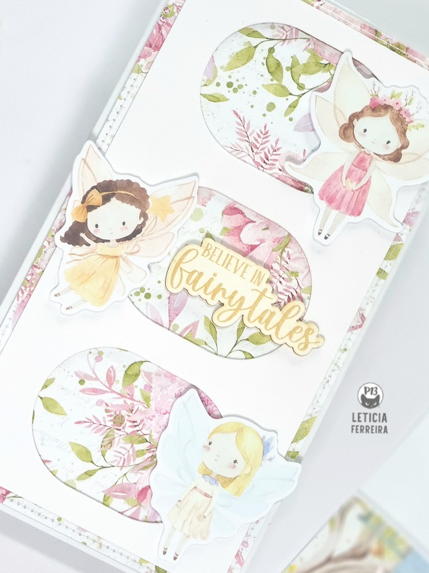 Stickers de papel com fadas coloridas e frase em fundo floral