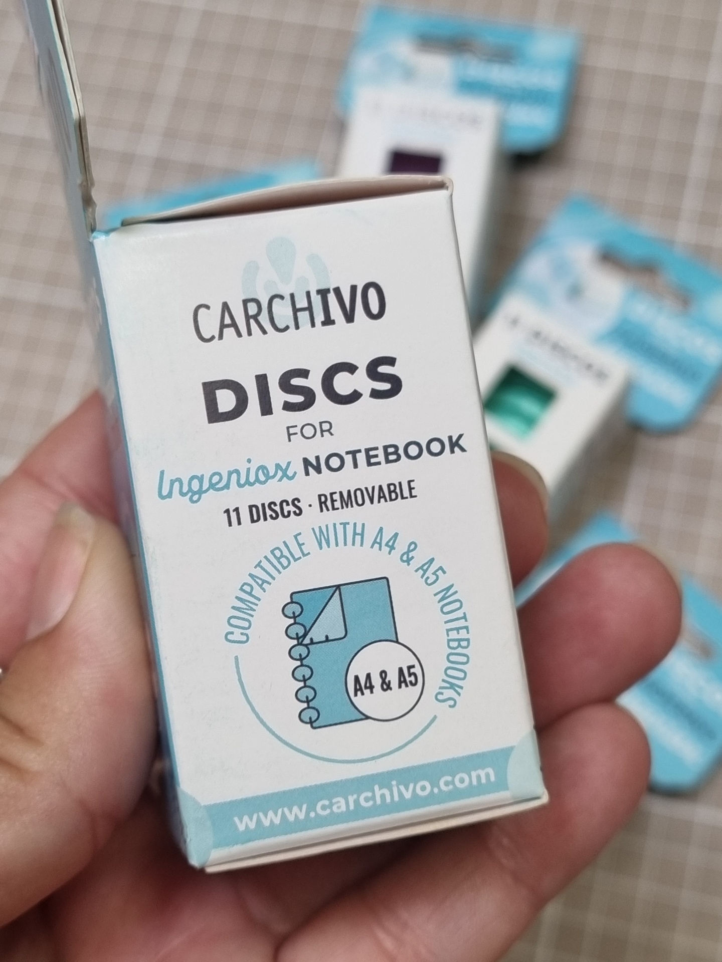 Caixa branca com texto para discos de cadernos Ingeniox compatíveis com A4 e A5