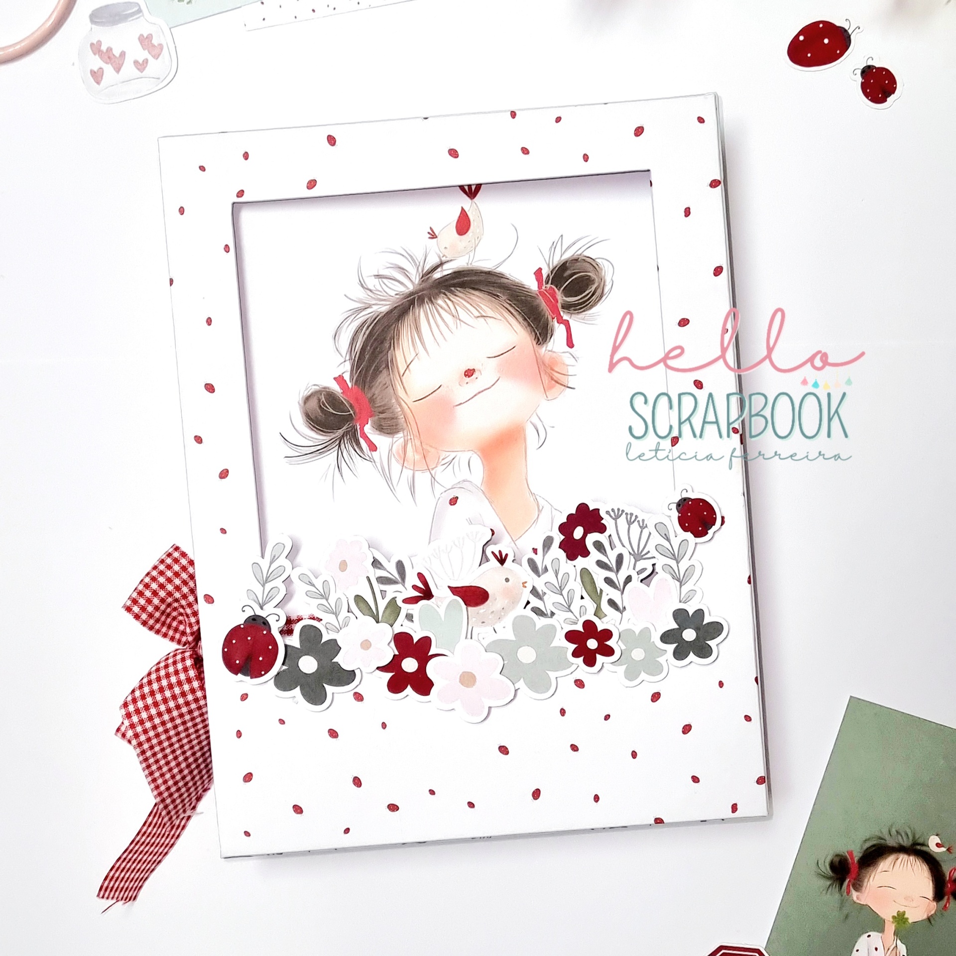 Álbum de scrapbook com capa ilustrada de menina e flores em fundo branco com bolinhas vermelhas