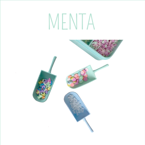 Três pás azuis e menta com confetes coloridos e recipiente azul claro