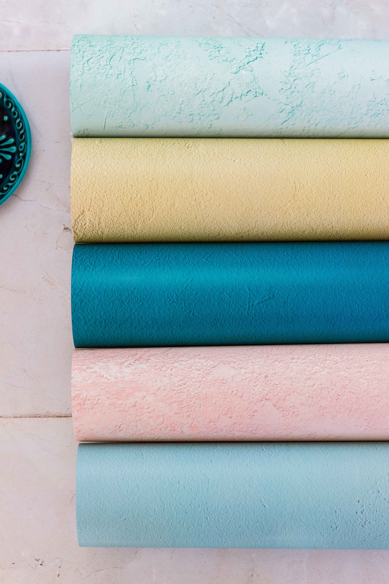 Rolos de tecido ou papel decorativo coloridos empilhados