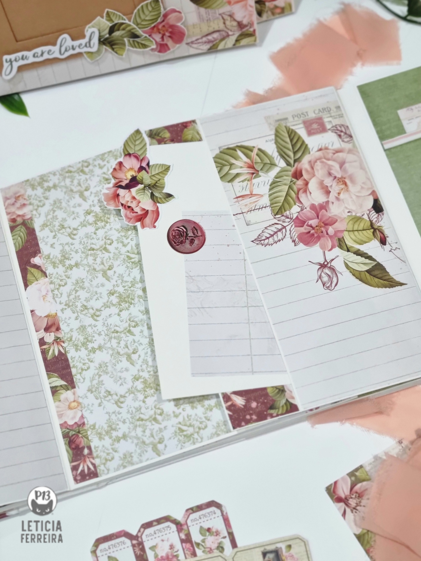 Conjunto de folhas decoradas com padrões florais e elementos vintage para escrita