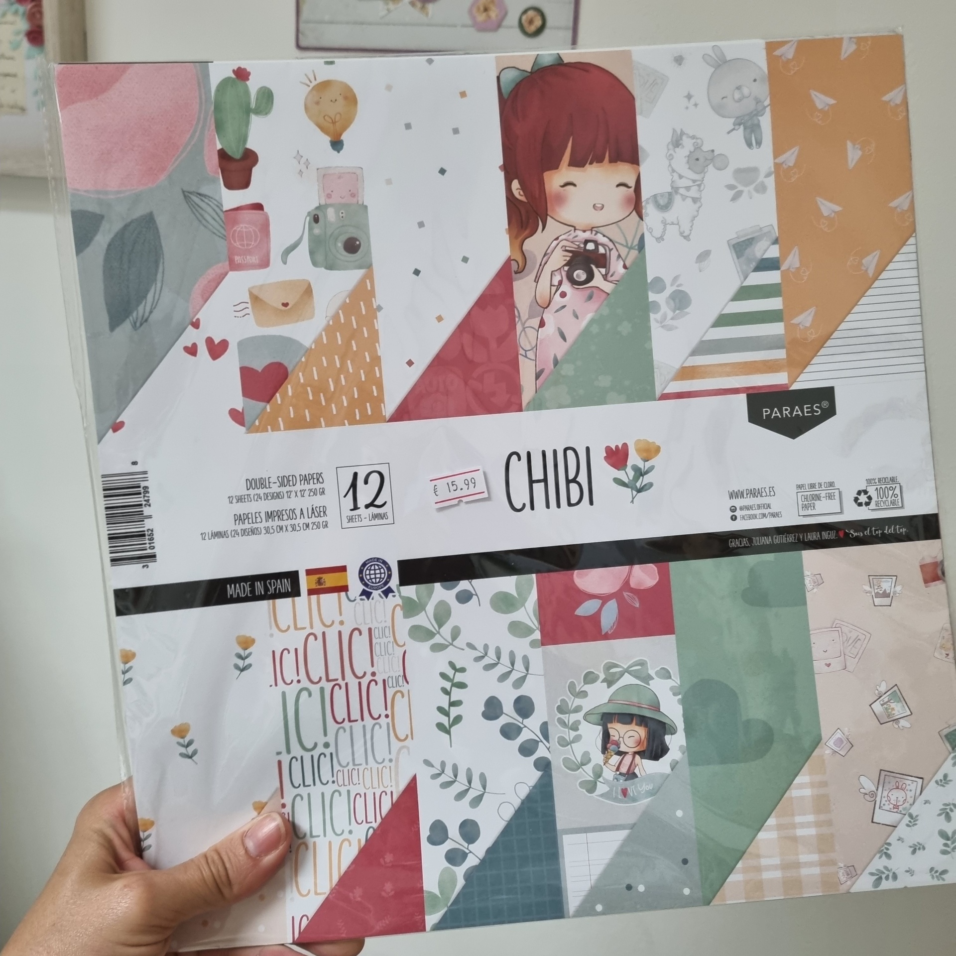 Pacote de papéis de scrapbooking Chibi com vários desenhos coloridos em folhas quadradas.