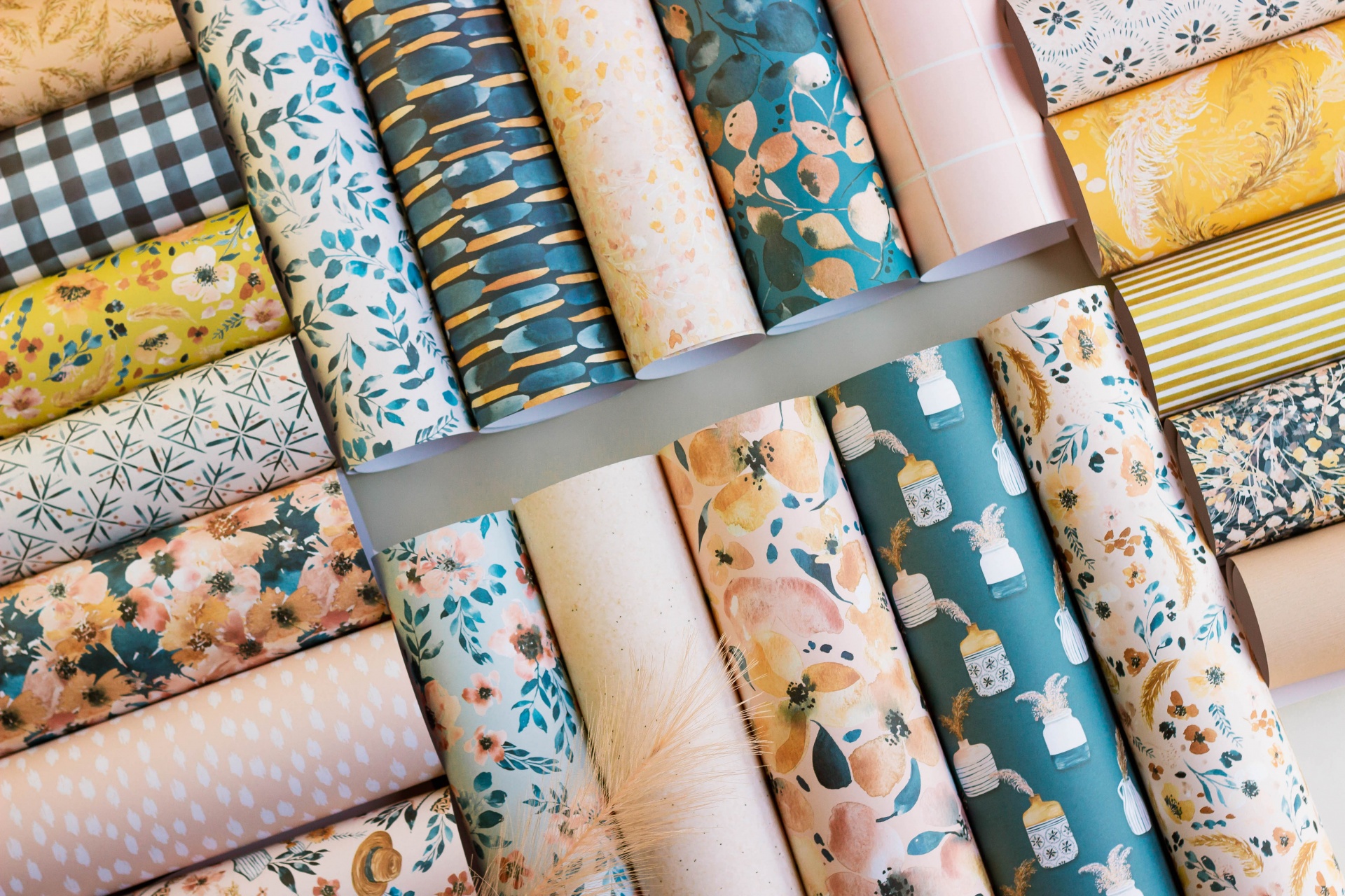 Rolos de papel de embrulho coloridos com diferentes padrões florais e geométricos