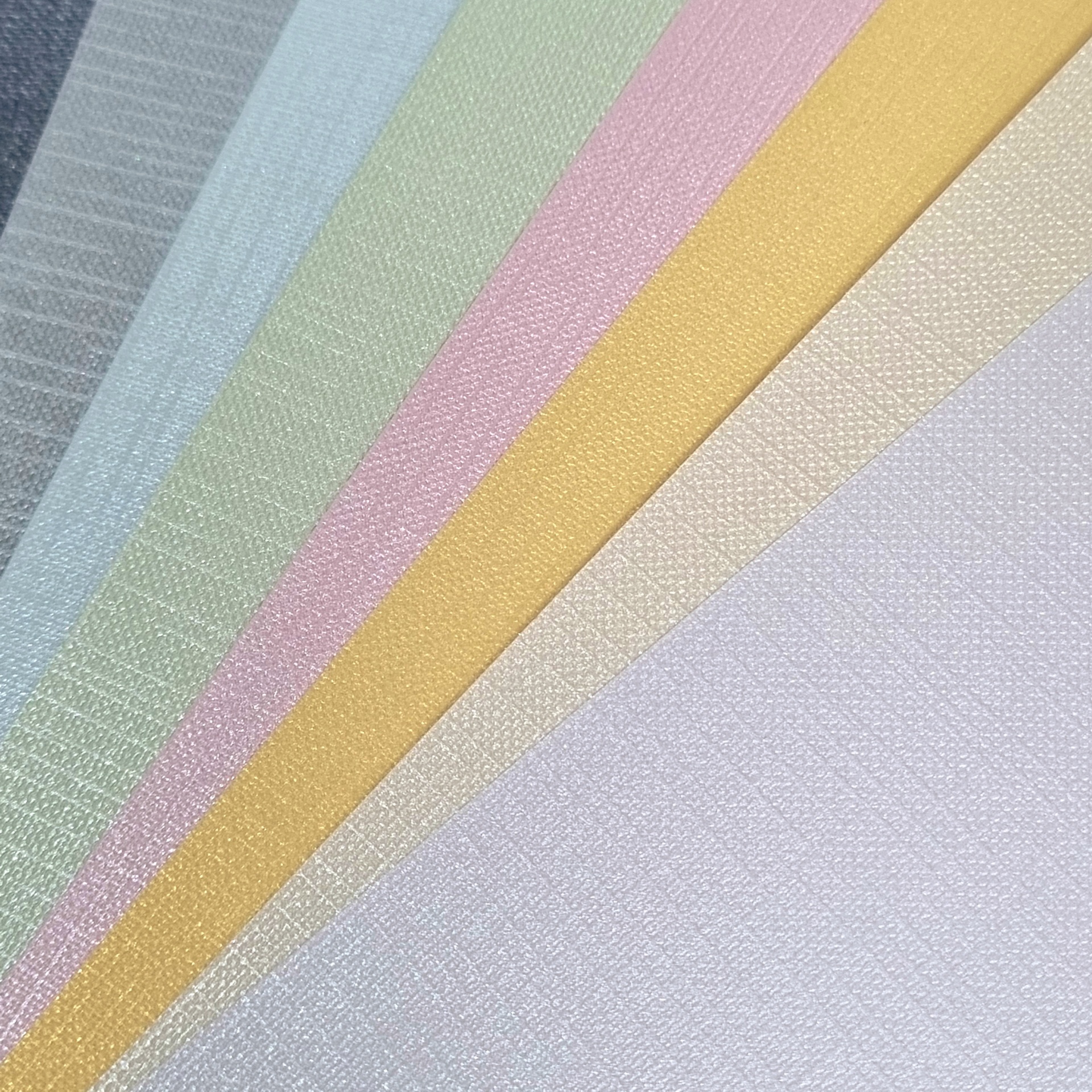 tecidos coloridos com textura entrelaçada dispostos em leque