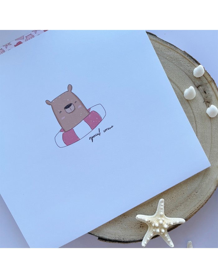 Folha branca com desenho de urso com boia, sobre tronco de madeira com estrela-do-mar e conchas