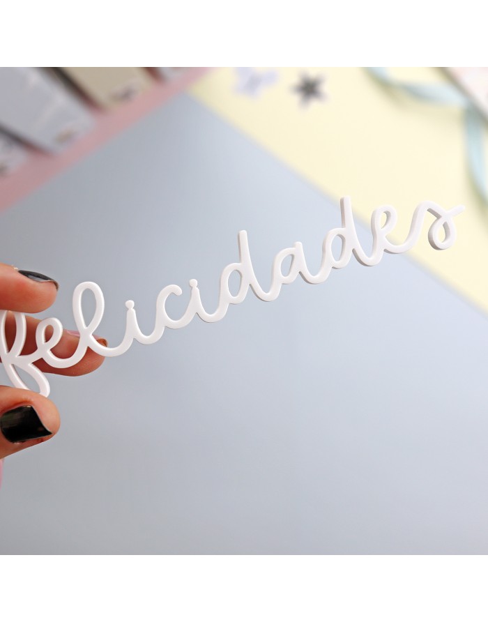 Palavra decorativa 'felicidades' em branco feita de plástico