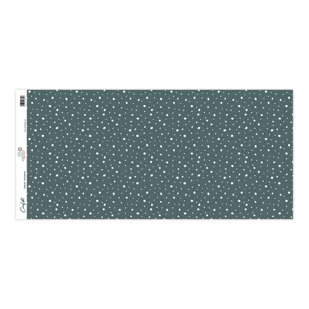 Pano tecido azul esverdeado com pontos brancos e etiqueta na margem esquerda