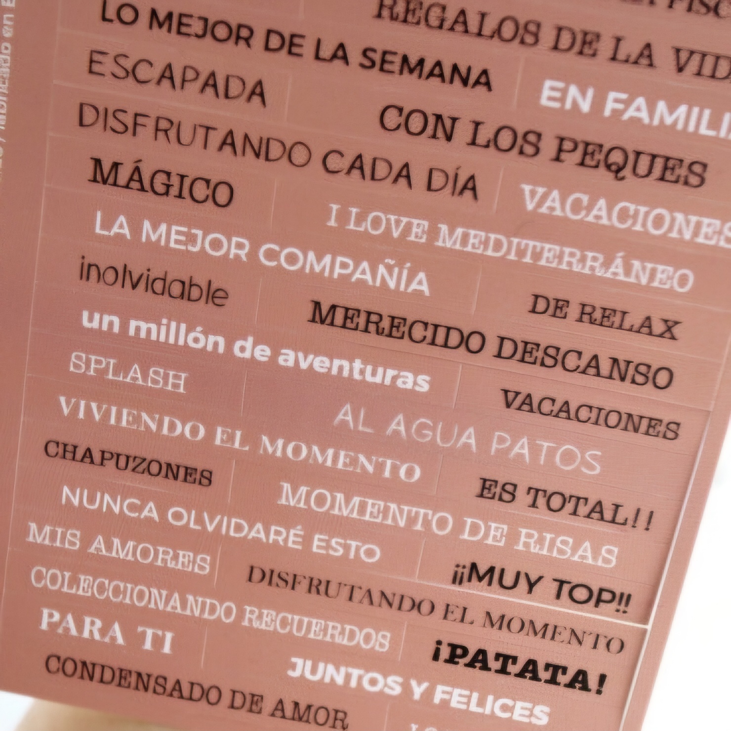 Texto em espanhol com frases motivacionais em várias fontes sobre fundo rosa