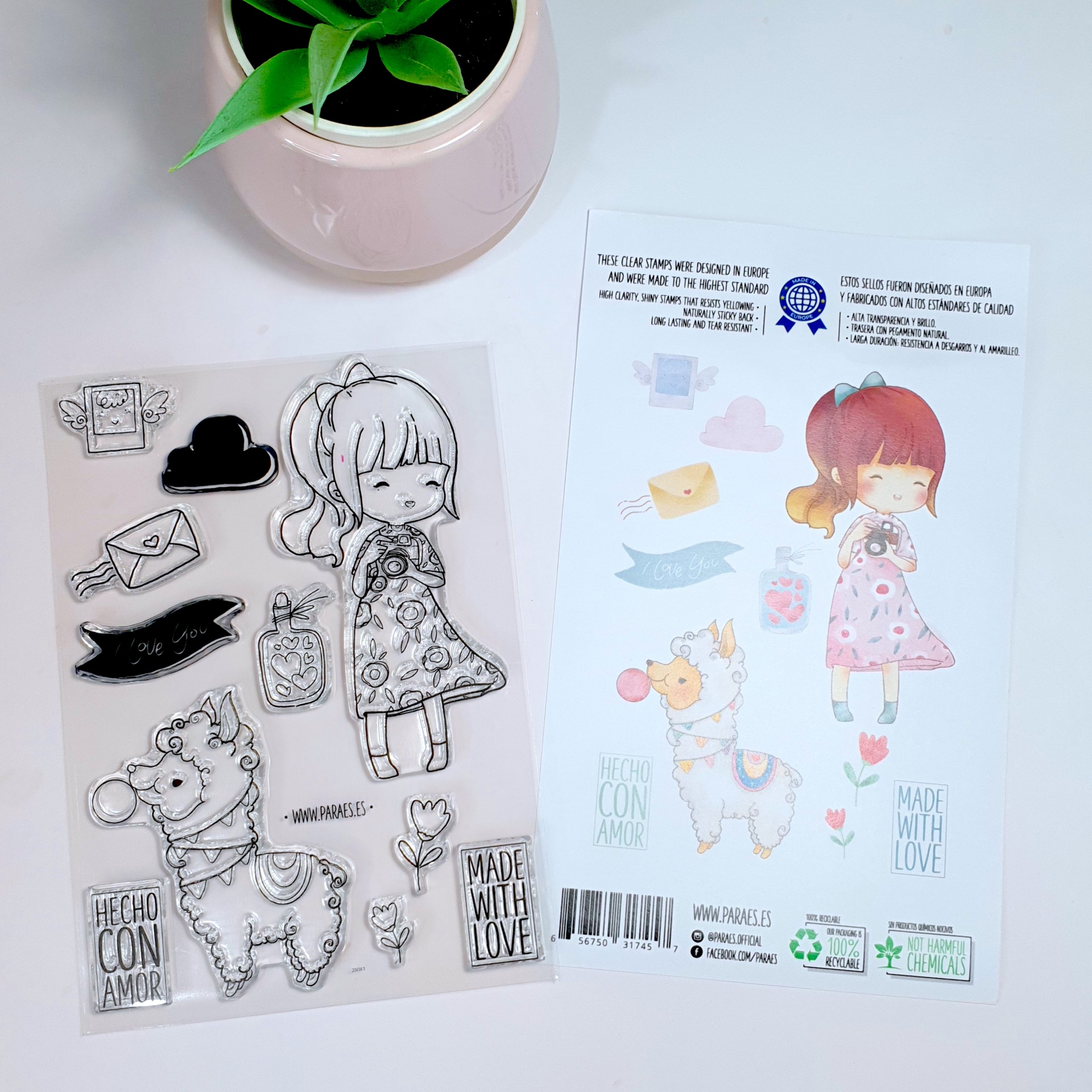 Conjunto de carimbos transparentes com desenhos de pessoa e alpaca junto a vaso rosa com planta