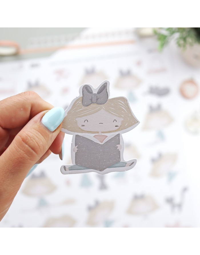 Adesivo de personagem feminina loira com laço e livro cinzentos em fundo com adesivos desfocados