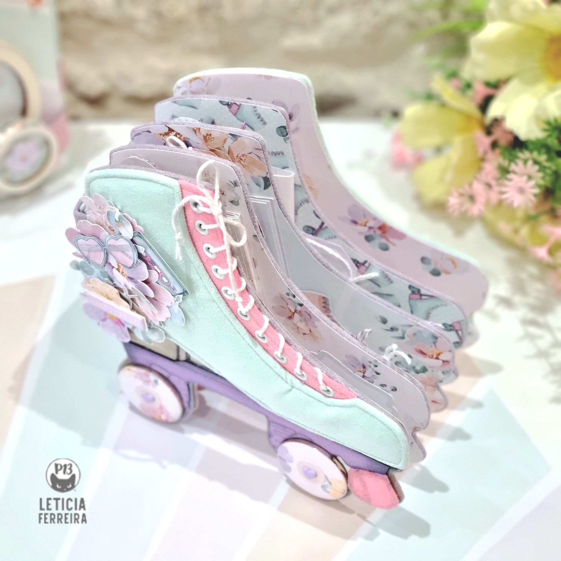 Miniaturas decorativas de patins coloridos com flores