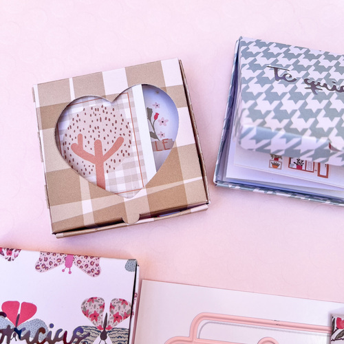 Caixas de cartão com padrões variados, recorte em forma de coração e texto 'Yo soy'