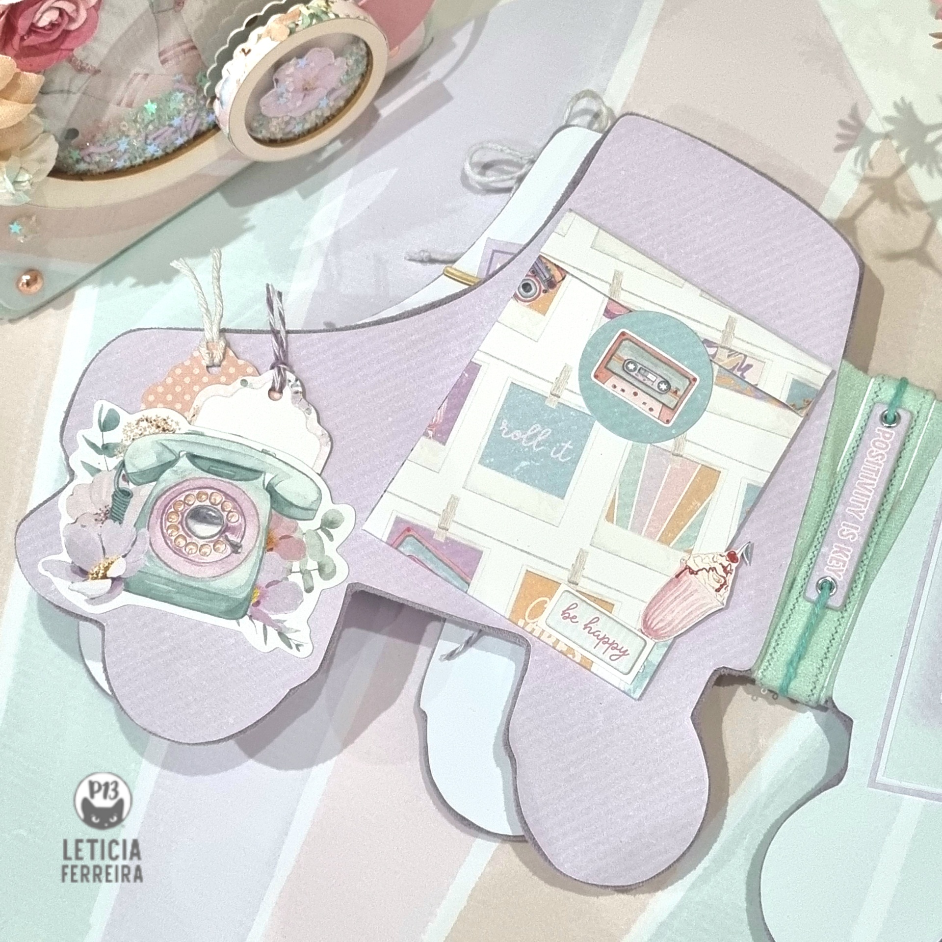 Mini álbum artesanal com decoração vintage em tons pastel, com ilustrações e etiquetas com textos visíveis.