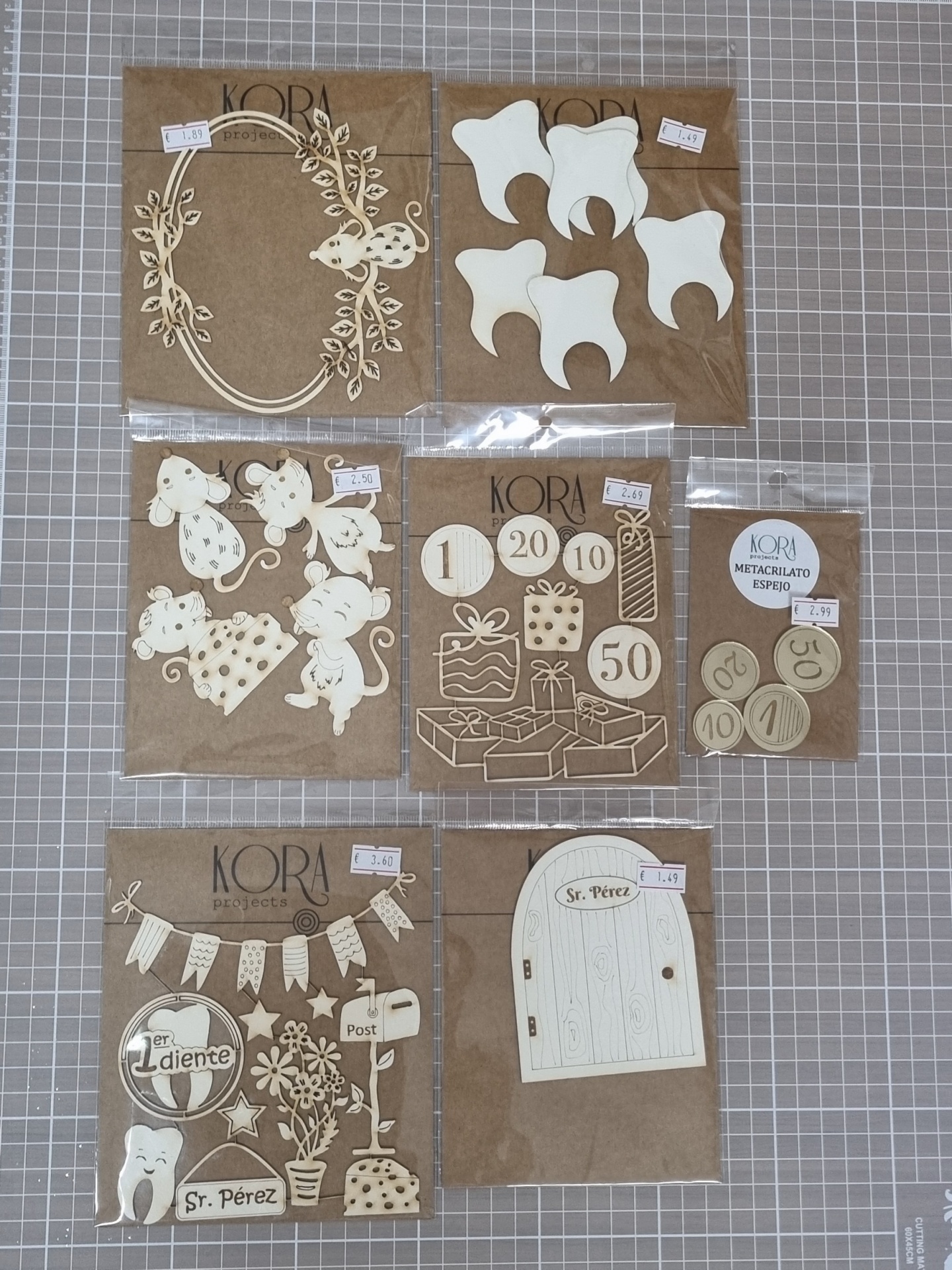 Conjunto de recortes decorativos de madeira clara em embalagem transparente com fundo castanho