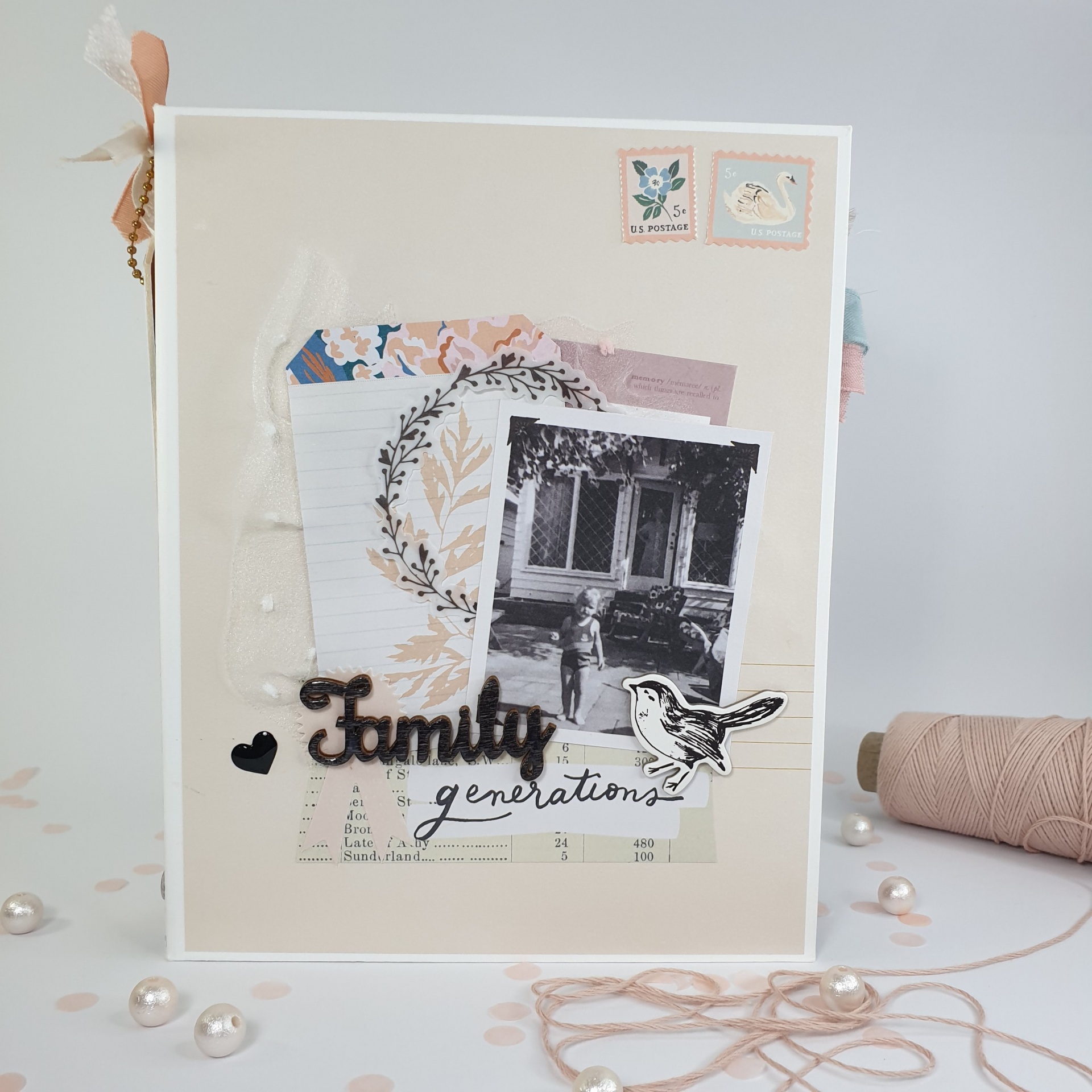 Postal decorativo com elementos em madeira, foto a preto e branco e recortes de papel com texto e padrões de folhas