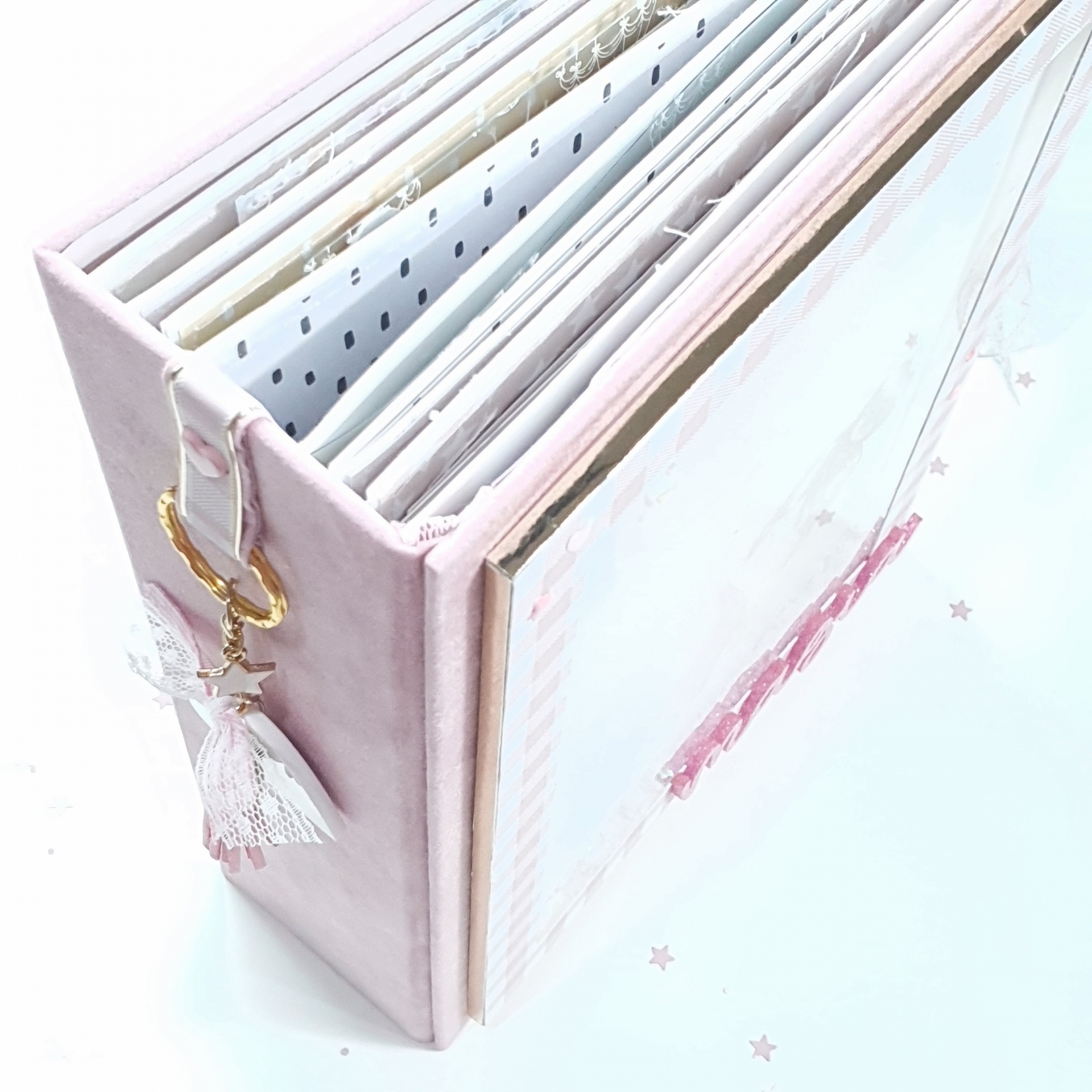 Álbum de fotos com capa rosa claro e pendente decorativo