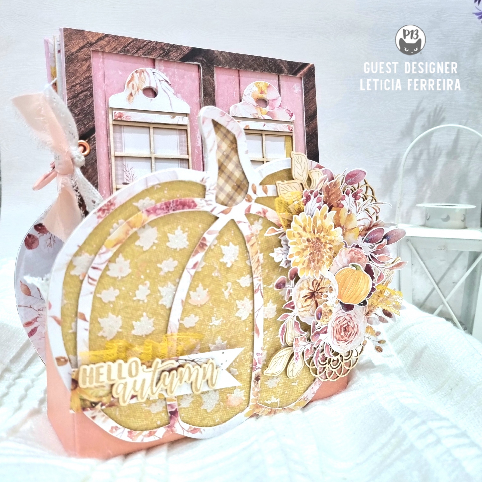 Álbum em formato de abóbora com decoração floral em tons amarelo e rosa