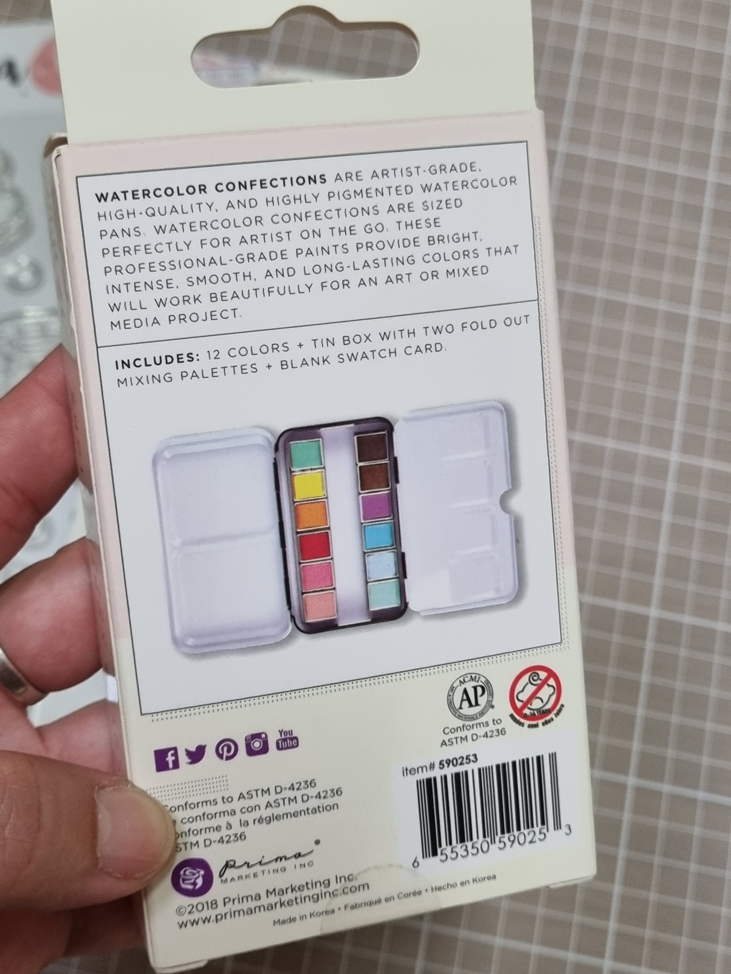 Embalagem de conjunto de tintas aquarela com 12 cores em pastilhas e estojo metálico com paletas