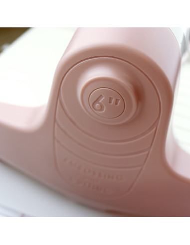 Ferramenta rosa claro de plástico com insígnia '6