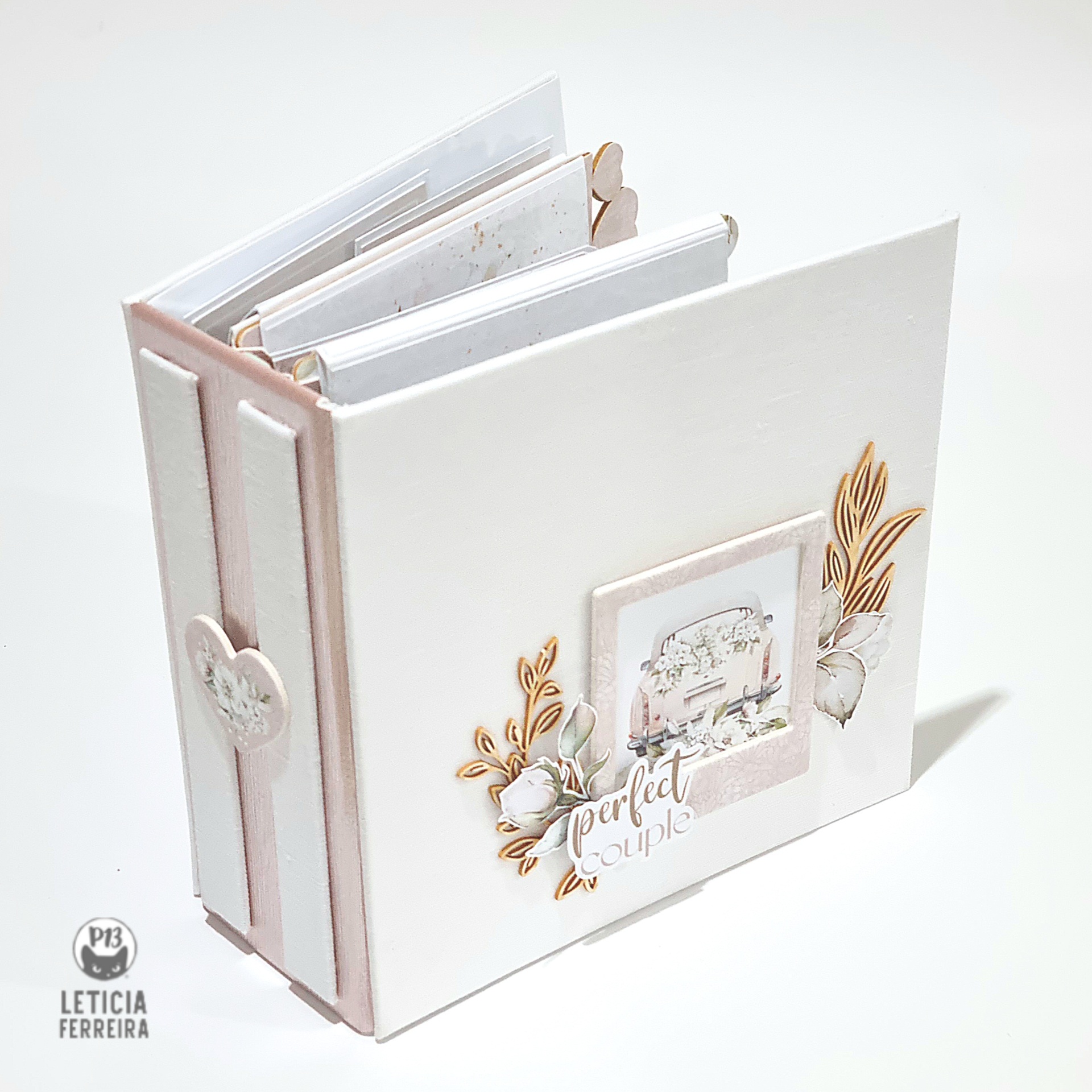 Álbum fotográfico decorado branco e rosa pastel com imagem de casal e texto 